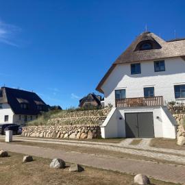 Rantum Dorf - Ferienappartments im Reetdachhaus 3 & 4, hotel in Rantum