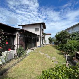 湘南ソラル〜二宮の高台・アートな庭付き日本家屋121㎡／高速WiFi／芝生ドッグラン・ピザ窯BBQ有 โรงแรมในNinomiya