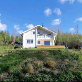 Romantic Lakeview Guesthouse in Swedish Nature, hotel en Finnerödja