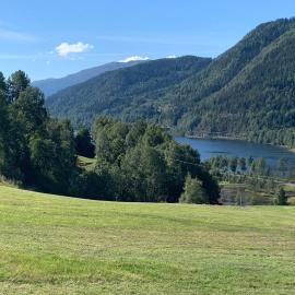 Feriehus med utsikt til fjord og fjell, hotel v destinácii Gvammen
