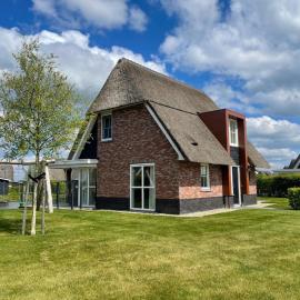Villa in Friesland with Jacuzzi and Sauna, hotel in Delfstrahuizen
