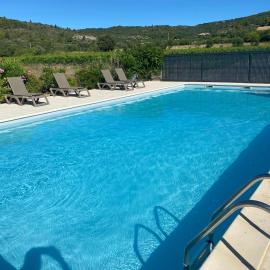 Péret에 위치한 호텔 Appartement entre lac et mer avec piscine