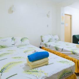 Golden Sunrise Hotel I by RedDoorz, hotel em Batikbatik
