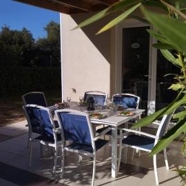Maison duplex 2 chambres, avec jardin, 800m plage, Hotel in Belgodère