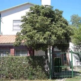 Vivienda en altos con uso exclusivo de entrada de auto y parrilla, hotel in Miramar