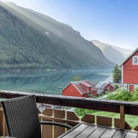 Cabin alongside the beautiful fjærlandsfjord, hotel in Fjarland