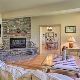 Fruita Victorian Home w/ Hot Tub + Mountains!, ξενοδοχείο σε Fruita
