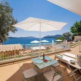 Greek Beach House Complex B2, hotell sihtkohas Nydrí