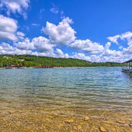 Bright Ozarks Condo w/ Balcony & Lake Views!, hotel in Kimberling City