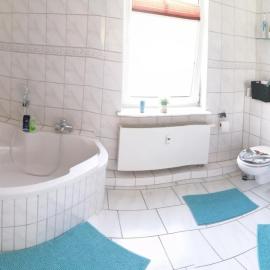 Schöne Große Wohnung, Terrasse, Kamin, Parkplatz, 2 Schlafzimmer, хотел в Грайфсвалд