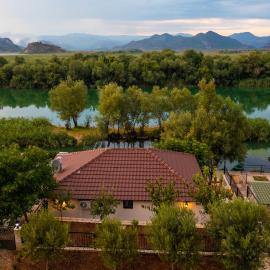 Lotos Luxury House - Skadar Lake, hotel en Virpazar