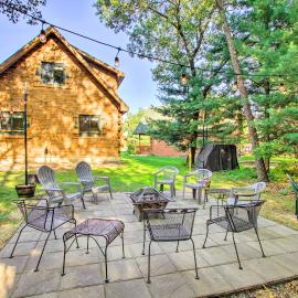 Pet-Friendly Warrens Cabin w/ Fire Pit!, hotell i Warrens