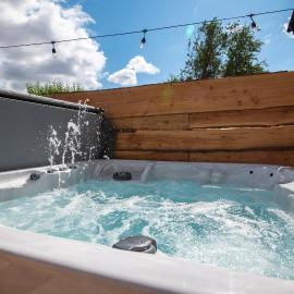 Apple Tree Cottage - Cosy 2 Bed with Deluxe HOT TUB & Log Burner, Hotel in Hereford