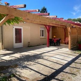 Appartement indépendant, terrasse couverte, rouge、Compreignacのホテル