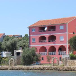 Apartments Marija - Maslenica - first line to the sea, hotel em Maslenica