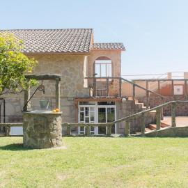 Casa con jardín y gran terraza con vistas al mar