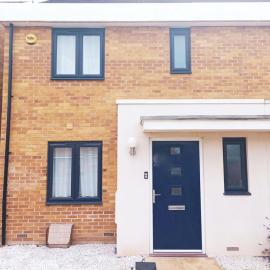 Modern 3bedroom house with Netflix & 2Driveway parking