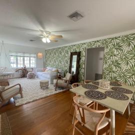 Hot tub, tiki bar, outdoor shower, near Intercoastal Waterway!, hotel in West Palm Beach