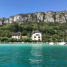 Rare 2 bedroom with private beach on Lake Annecy, hotel u gradu Dusar