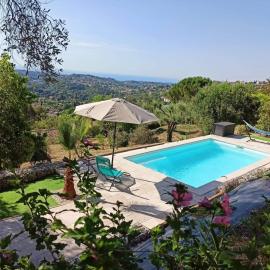 SUPERBE HAUT DE VILLA AVEC VUE SUR LA MER, hotel i Vence