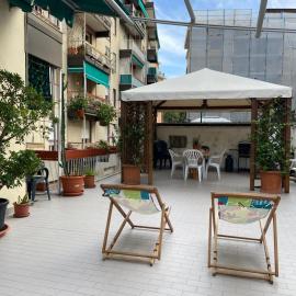 SUNNY APARTMENT with big terrace, hotel em Rapallo