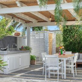 La Casa degli Ulivi appartamento in villa con patio, hotel in Quartu SantʼElena