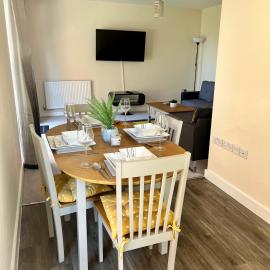 Spacious 2-bedroom house with free parking, hotel di Chatham