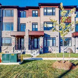 NEWLY BUILT LUXURIOUS 3BRM TOWN HS/AIRPORT/PARKING, hôtel à Brampton