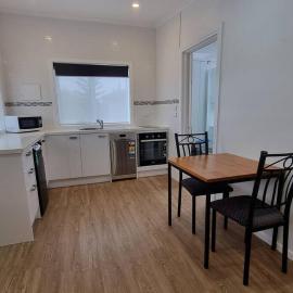 Modern 1 bedroom studio free parking close to CBD, hotel in Burnie