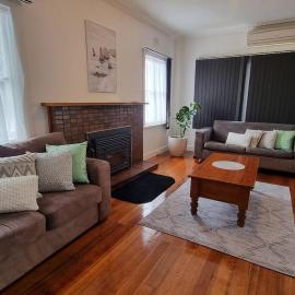 3 bedroom Art Deco home with modern features, hotel in Burnie