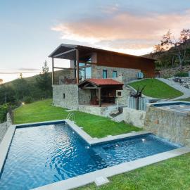 HUGS Nature Retreat Heated Pool & Jacuzzi โรงแรมในวิลาแวร์เด