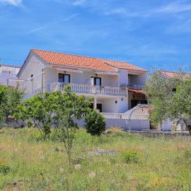 Apartments by the sea Slatine, Ciovo - 16131, hotel in Slatine