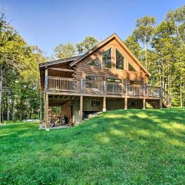 Londonderry Chalet w/ Deck, Fire Pit & Views!, hotel u gradu Londonderry