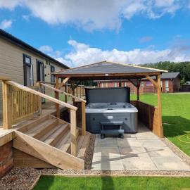 Pet Friendly 2-Bed Luxury Lodge in Routh w HotTub, hotel a Routh