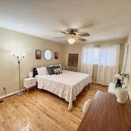 *Comfortable Townhome * King Beds * Long Term*