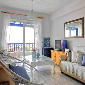 Monicas Amazing Sea view and Pool-view Apt, hotel in Khlorakas