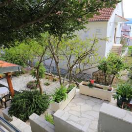 Apartments by the sea Nemira, Omis - 17039, hotel a Tice