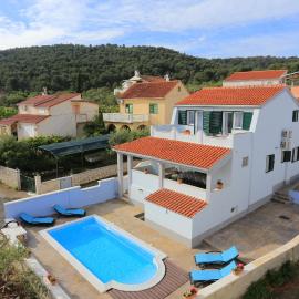 Seaside family friendly house with a swimming pool Slatine, Ciovo - 17231, hotel i Slatine