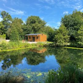 Kingfisher Cabin - Wild Escapes Wrenbury off grid glamping - ages 12 and over, hotel in Baddiley