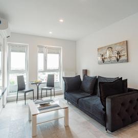 Cozy Penthousestudio Cityview W12, hotel in Boekarest