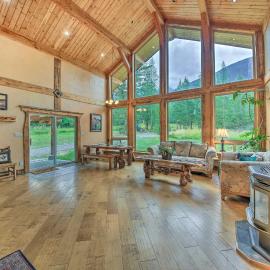 Private Deck & Mtn Views: Family Getaway in Eureka, Hotel in Eureka
