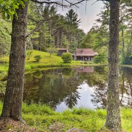 Rustic Cabin w/ Patio & Pond on Blue Ridge Parkway, hotel en Glade Valley