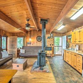 Remote Escape: Serene Lakeside Cabin w/ Beach, ξενοδοχείο σε Worley