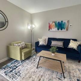 * Prime Place * Pet Friendly * King Bed *, hotel in Durham