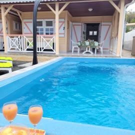 La Maison du Pécheur 97280 vous propose 2 bungalow, 2 Piscine privé avec jaccuzi intégrés, a 5 min de la plage et 2 min du port de pêche, hotel in Le Vauclin