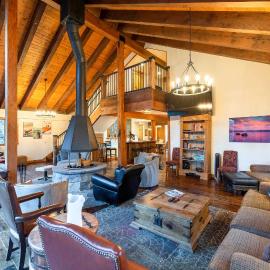 2 Blocks to Lake Tahoe! Group Gem w/ Hot Tub