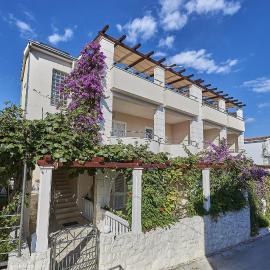 Apartments with parking space Mavarstica, Ciovo - 17803, ξενοδοχείο στο Τρογκίρ