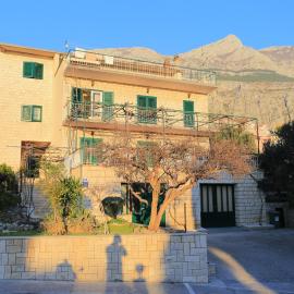 Apartments and rooms with parking space Makarska - 18028