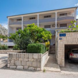 Apartments and rooms by the sea Duce, Omis - 18155, hotel in Omiš