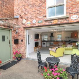 The Lodge at Cross Cottage, hotel a Wrexham